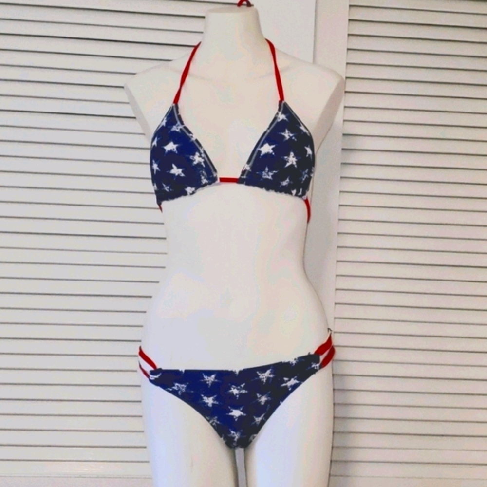 Bikini - Picture 3 of 10